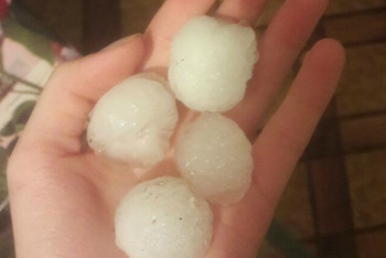 Град размером с яйцо в ЗКО уничтожил урожай и повредил дома