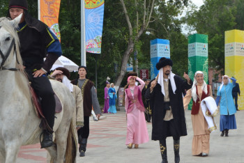 Фотография к новости: 265 лет Петропавловску: караванное шествие, иллюстрация истории города и поздравление звезд