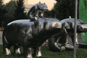 На улицах Астаны заметили семью бегемотов с детенышем