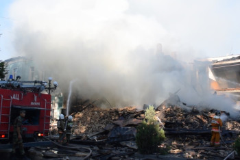 Во время пожара обрушились стены старейшего здания в Шымкенте