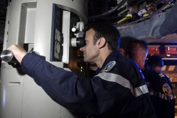 Президент Франции опустился под воду на атомной подлодке