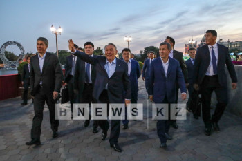 Фотография к новости: Как астанчане с Президентом по Арбату гуляли