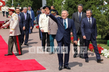 Фотография к новости: Н.Назарбаев принял участие в церемонии поднятия Государственного флага и вручил погоны офицерам