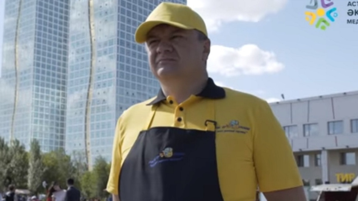 В столице уличные продавцы надели единую форму