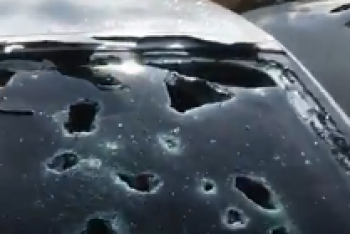 Крупный град в Щучинске повредил автомобили и стекла домов