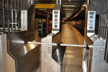 Поезд сошел с рельсов в метро Нью-Йорка, десятки пострадавших