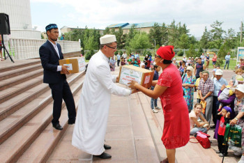 Ораза айт: 200 семей Талдыкоргана получили благотворительную помощь 