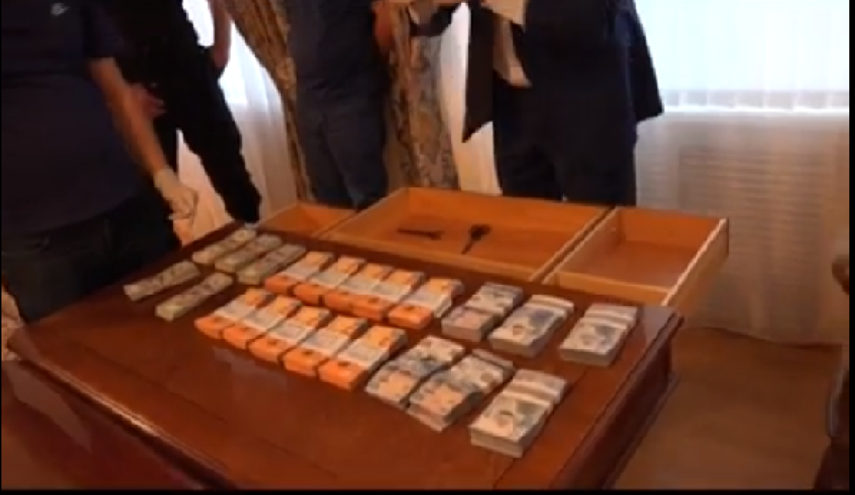 Столичный чиновник задержан с поличным при получении взятки в 3 млн тенге