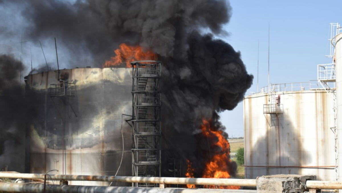 Пожар на нефтебазе в Шымкенте потушили спустя сутки 