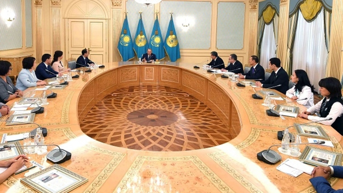 Глава государства провел встречу с победителями конкурса «Лучший государственный служащий»