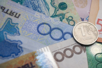 Падение тенге связано с колебаниями рубля - эксперт