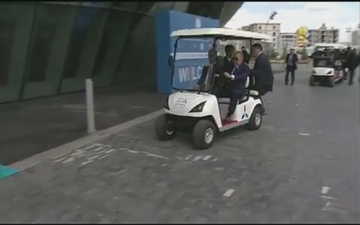 Нурсултан Назарбаев довез президента Финляндии до павильона на электрокаре 