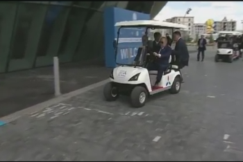 Нурсултан Назарбаев довез президента Финляндии до павильона на электрокаре 