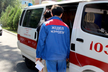 Семейчанин избил водителя «скорой», ожидавшего врача с пациентом