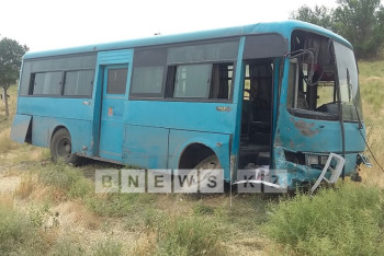 В ДТП на выезде из Шымкента погиб человек и 17 пострадали