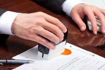 Двоих актюбинских чиновников арестовали за мошенничество