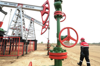 Фотография к новости: Нефть дешевеет на фоне данных о росте запасов в США