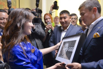 Претендентка на рекорд Гиннесса подарила Головкину его портрет