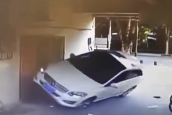 В Сети набирает популярность видео с проехавшей по стене китаянкой