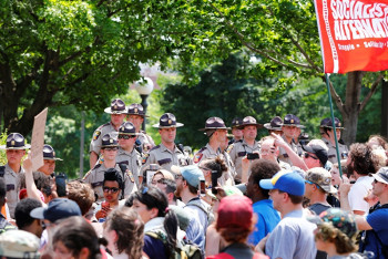 Фотография к новости: В США прошли митинги сторонников и противников шариата
