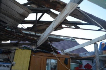 Град и сорванные крыши: Последствия небывалого урагана устраняют в Костанае