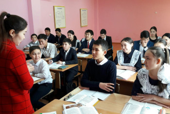 В школах Уральска до сих пор не избавились от трехсменки