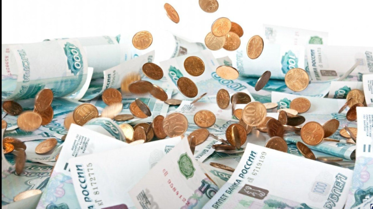 В Петербурге мотоциклист растерял на ходу 12 млн рублей