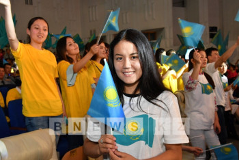 Ярко и красочно отметили День госсимволов РК в Алматы