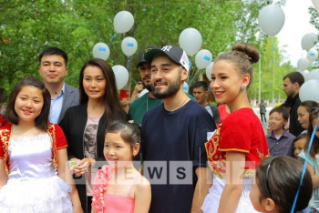 Фотография к новости: Мечты сбываются. Мот, Жанар Дугалова и Натан пришли в гости к детям