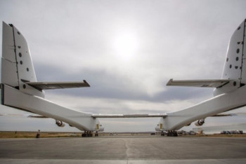 Фотография к новости: В США показали самый большой в мире самолет