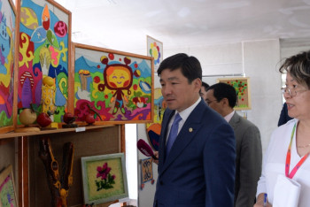 Фотография к новости: Б.Байбек поздравил самых маленьких алматинцев с Днем защиты детей