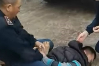 В ЗКО уволили избившего задержанного полицейского