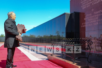 Фотография к новости: Нурсултан Назарбаев возложил цветы к мемориалу жертв политических репрессий