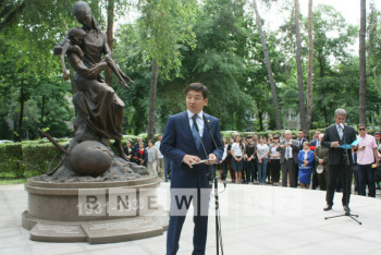 Памятник жертвам голодомора открыли в Алматы