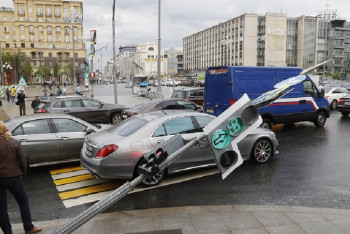 Фотография к новости: Ураган в Москве: 13 погибших, около 140 пострадавших 