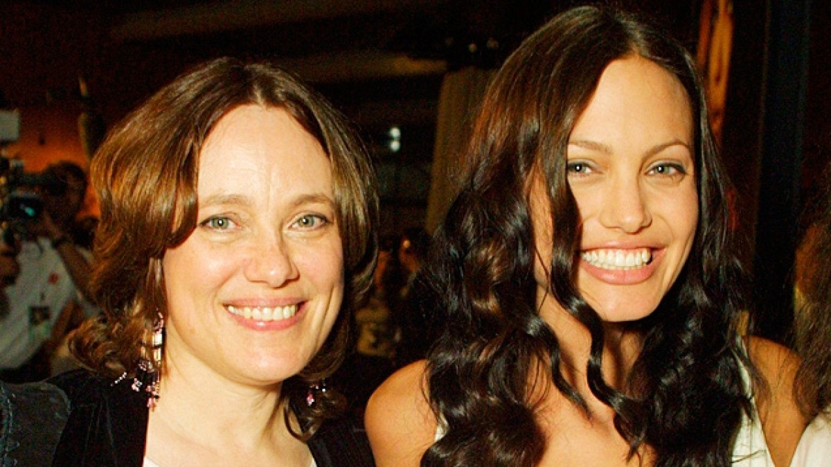 Анджелина Джоли дала откровенное интервью о своей матери 