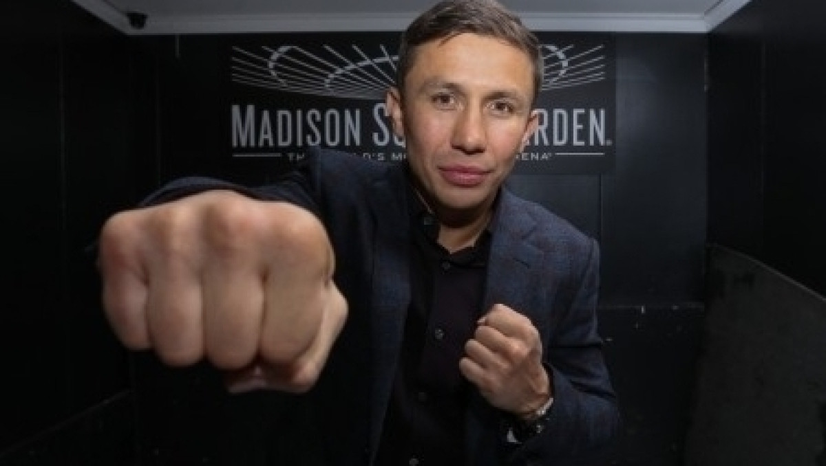 Головкин представил свою награду от IBF 