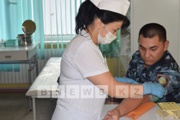 Благородное дело: по­лицейские Алматы сда­ли кровь для пострад­авших в ДТП детей 