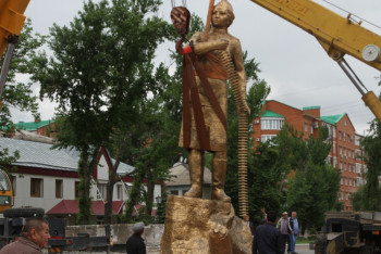 В Уральске демонтировали памятник Маншук Маметовой