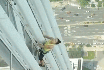 Фотография к новости: Альпинистка взобралась на 123-этажный небоскреб в Корее без спецснаряжения