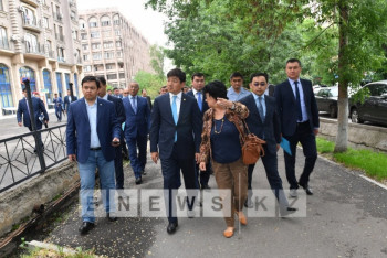 Аким Алматы возмутился кривыми заборами в городе