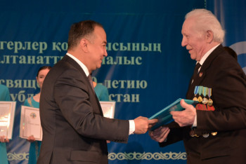 Акмолинских ветеранов наградили юбилейными медалями