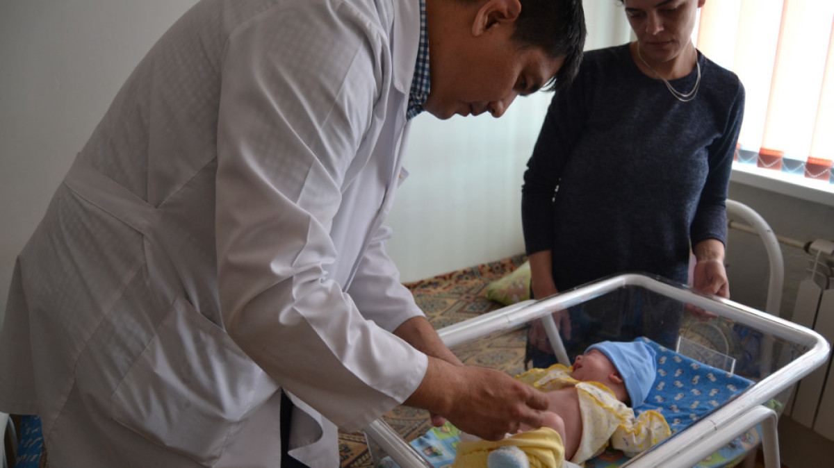 Акмолинские врачи спасли тяжелобольного младенца с «тройным» диагнозом 