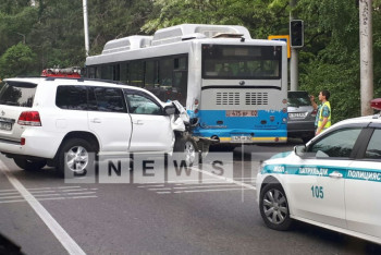 Фотография к новости: Внедорожник врезался в автобус в Алматы: есть пострадавшие