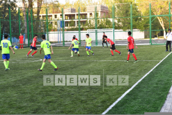 Бизнесмен из Алматы подарил школе новую спортивную площадку