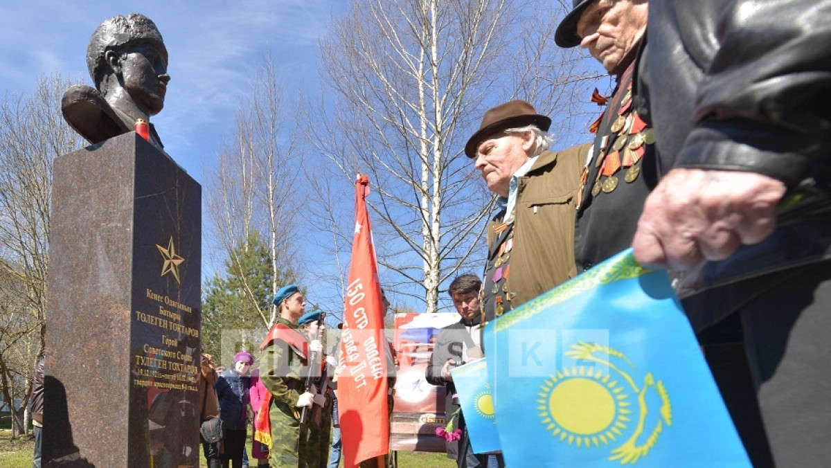 Памятник Герою Советского Союза Тулегену Тохтарову открыт в городе Старая Русса