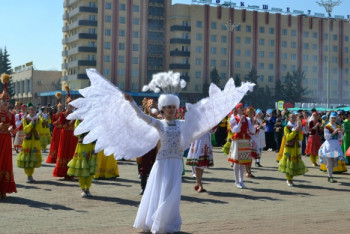 Фотография к новости: На главной площади в Кокшетау народные умельцы представили свои изделия