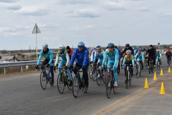 Аким Павлодарской области возглавил велопробег по мосту через Иртыш