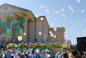 Фотография к новости: Сотни шаров с поздравительными надписями запустили в небо в Кызылорде