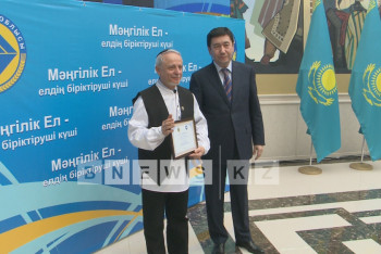 Фотография к новости: Аким Карагандинской области вручил гранты этнокультурным объединениям региона